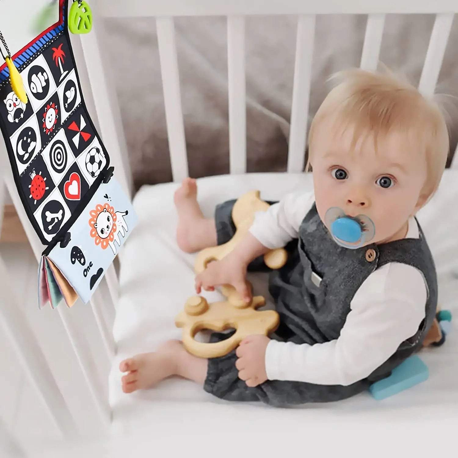 bebe regarde livre tissu bebe accroche paroi berceau
