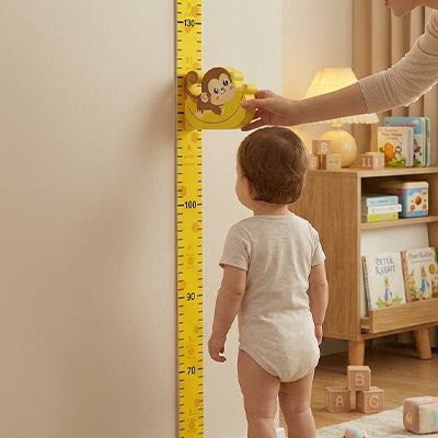 bebe regarde toise enfant maman tient curseur singe