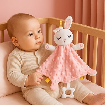 bebe reveur tient doudou bebe lapin dans berceau
