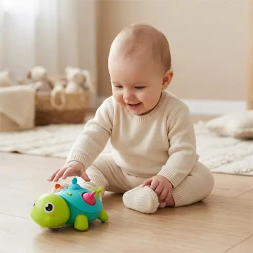 bébé souriant assis parquet touche jouet bebe tortue interactive