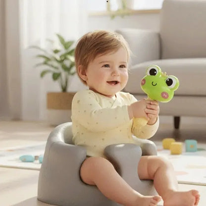 bébé souriant assis pot bébé tient hochet pour bebe grenouille