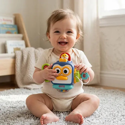 bébé souriant assis tapis tient mains jouet bebe