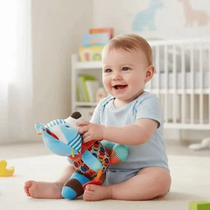 bébé souriant assis tapis tient peluche bebe raton laveur