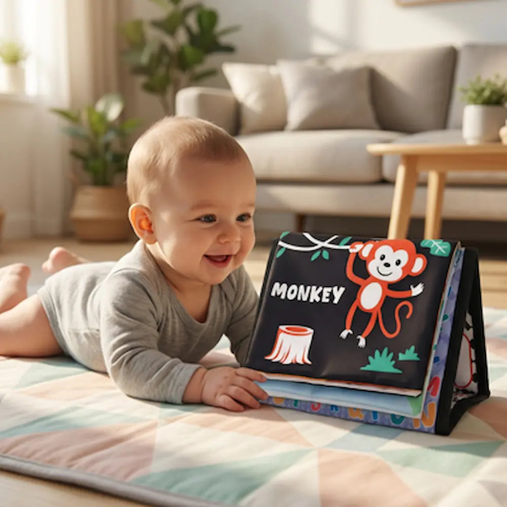 bebe souriant tummy time devant livre bebe en tissus