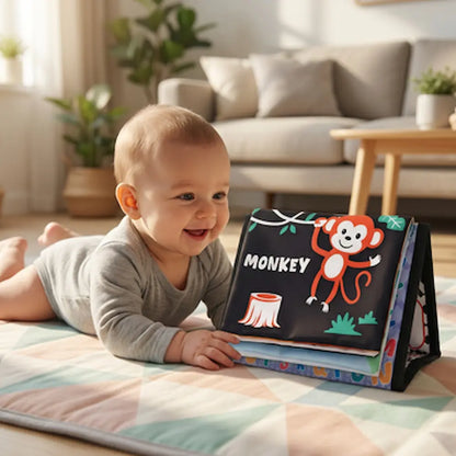 bebe souriant tummy time devant livre bebe en tissus