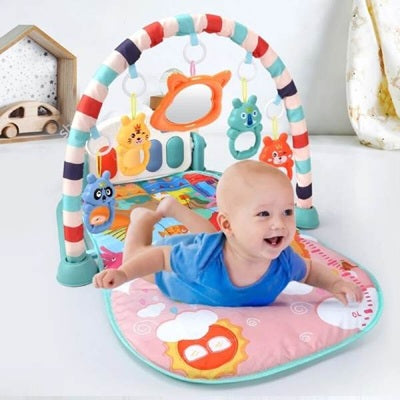 bebe sur ventre sur tapis d eveil
