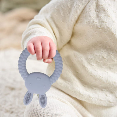 bebe tient anneau de dentition bebe lapin