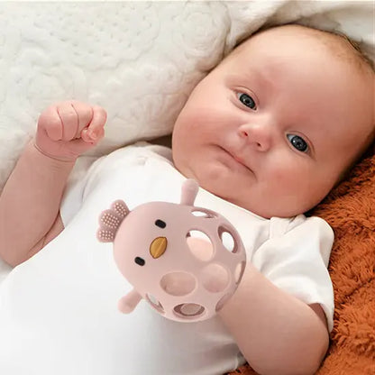 bébé tient anneau de dentition bébé rose pastel