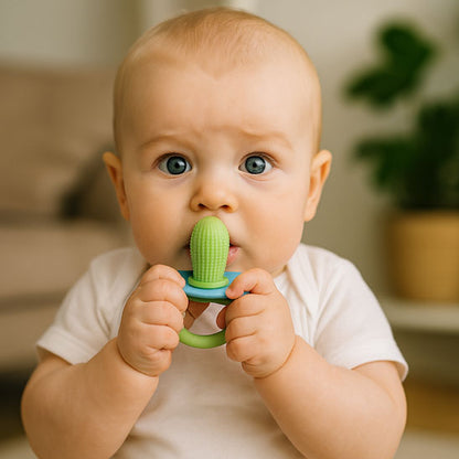 bebe tient anneau de dentition vert bleu
