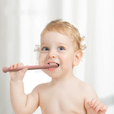 bebe tient anneau dentition bebe comme brosse a dents