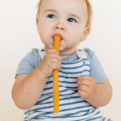 bebe tient anneau dentition bebe jaune