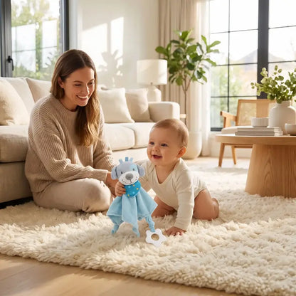 bébé tient doudou bébé rampe tapis salon maman assise sourit
