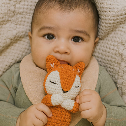 bebe tient doudou bebe renard dans main