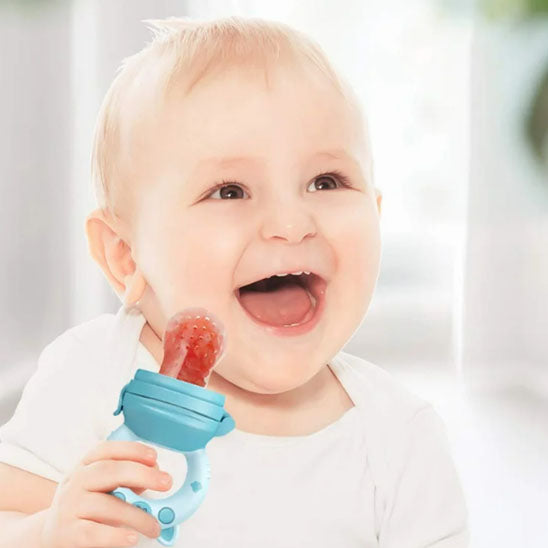 bebe tient grignoteuse bebe avec sourire