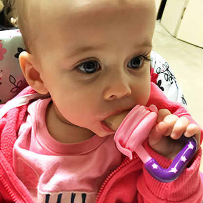 bebe tient grignoteuse bebe rose