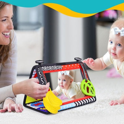 bebe tient livre tissu bebe maman sourit bebe