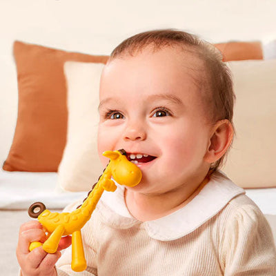 bebe tient pattes girafe anneau de dentition
