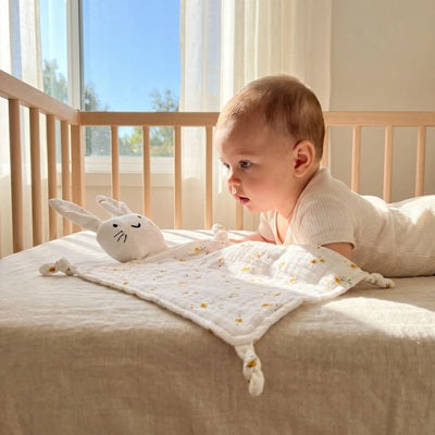 bebe tummy time berceau emerveille regarde doudou lapin