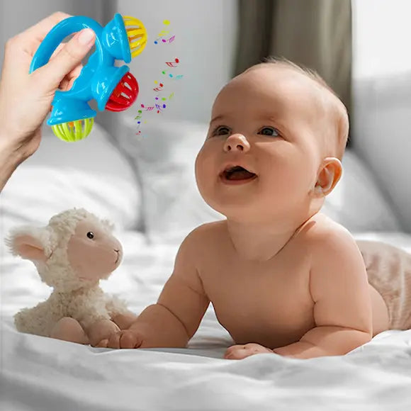 bébé tummy time curieux regarde hochet bébé