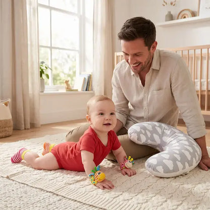 bébé tummy time hochet pour bebe poignets pieds papa surveille