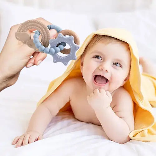 bébé tummy time maman tend anneau dentition bébé