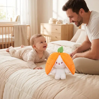 bébé tummy time regarde papa lit près peluche bebe lapin