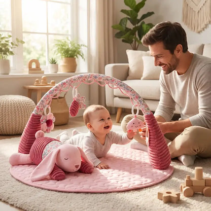 bébé tummy time tapis d éveil regarde hochets papa surveille