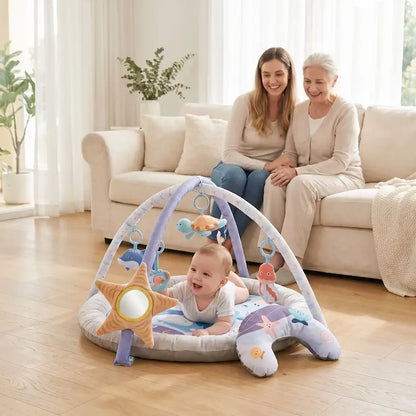 bébé tummy time tapis d'éveil joue maman mamie observent