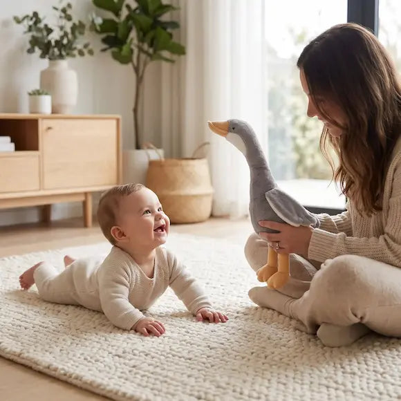bébé tummy time tapis regarde peluche bebe oie maman tient