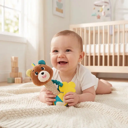 bébé tummy time tient hochet bébé ours