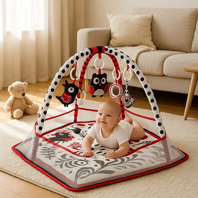 bebe ventre dans tapis d eveil dans salon