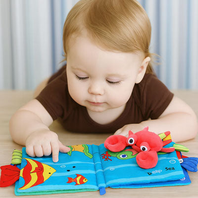 bebe ventre regarde livre bebe en tissus