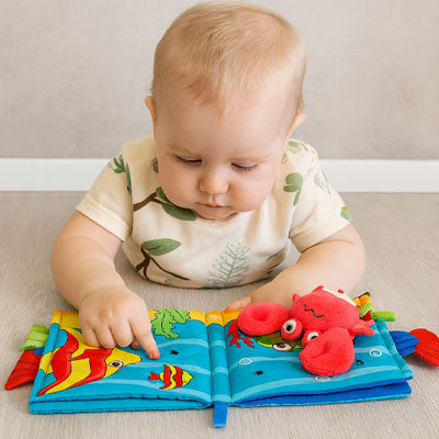 bebe ventre regarde page poisson livre bebe en tissus