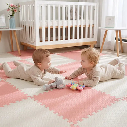 deux bébés tummy time face à face tapis mousse puzzle