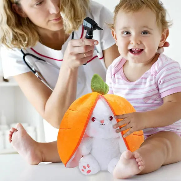 docteur ausculte bébé tient peluche bebe carotte