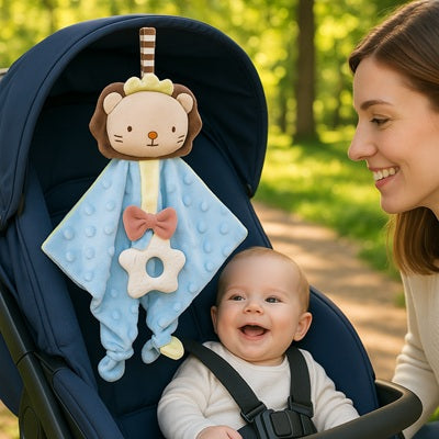 doudou bebe lion accroche poussette bleue bebe sourit maman sourit