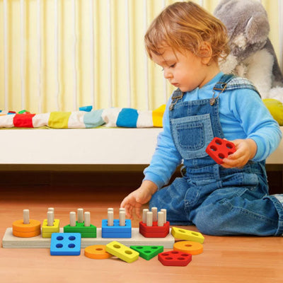 enfant assis joue puzzle en bois