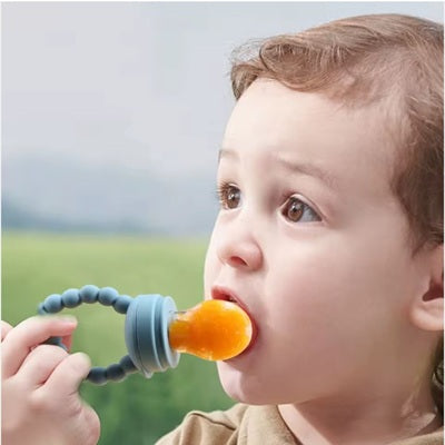 enfant avec grignoteuse bebe dans bouche