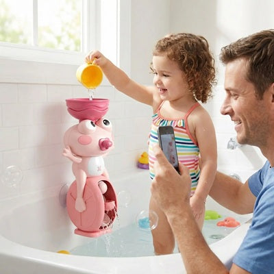 enfant debout bain verse eau jouet baignoire bebe papa photographie