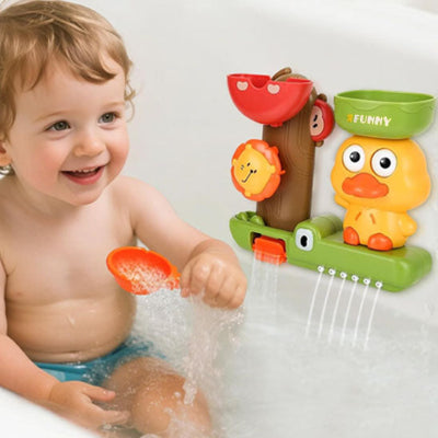 enfant joyeux assis baignoire joue jouet de bain bebe