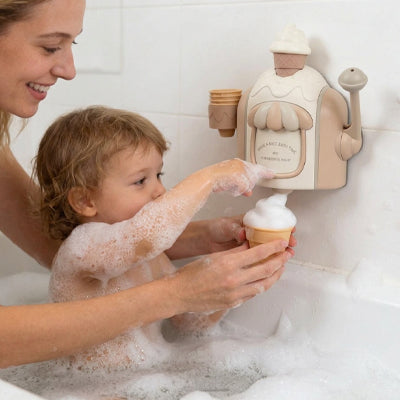 enfant maman dans bain jouent jouet baignoire pour bebe