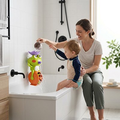 enfant rebord baignoire regarde maman verser eau jouet baignoire bebe 
