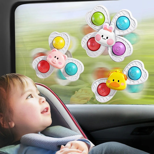enfant regarde jouet de bain bebe fenetre voiture
