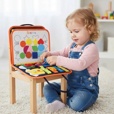fille 3 ans assise moquette joue busy board bebe