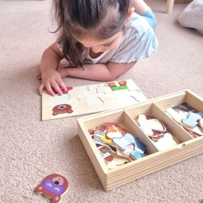 fille allongee tapis joue puzzle en bois ours