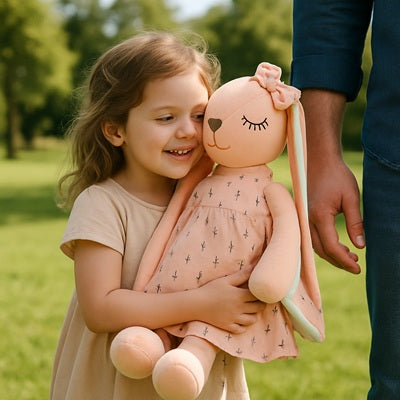 fille promene tient peluche lapin dans bras