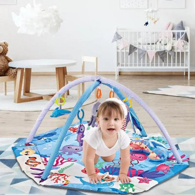 fille quatre pattes tapis de jeu bebe
