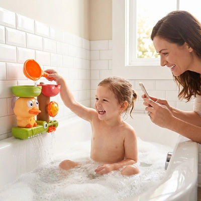 fille verse eau tete canard jouet de bain bebe