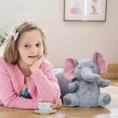 fillette allongee parquet avec peluche qui respire elephant