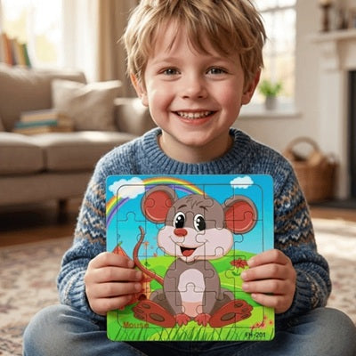 garcon assis tailleur tient dans mains puzzle bois